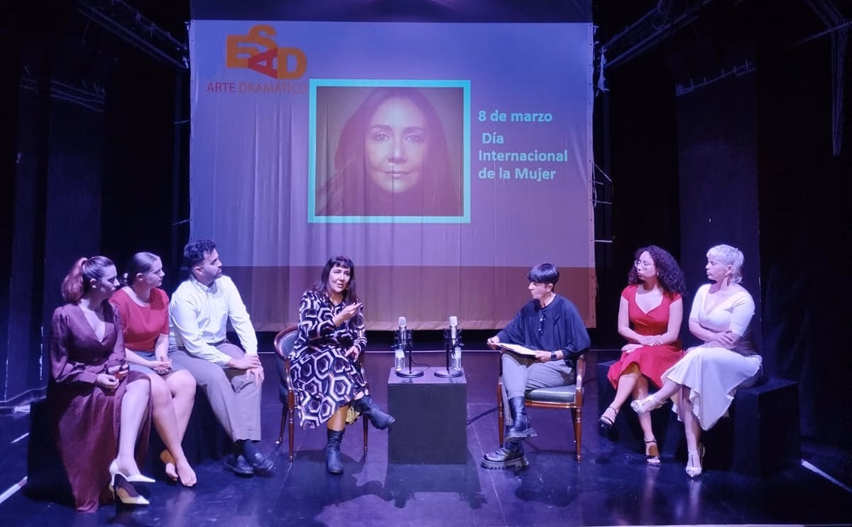 Visita de Carolina África a la ESAD Extremadura con motivo del Día de la Mujer